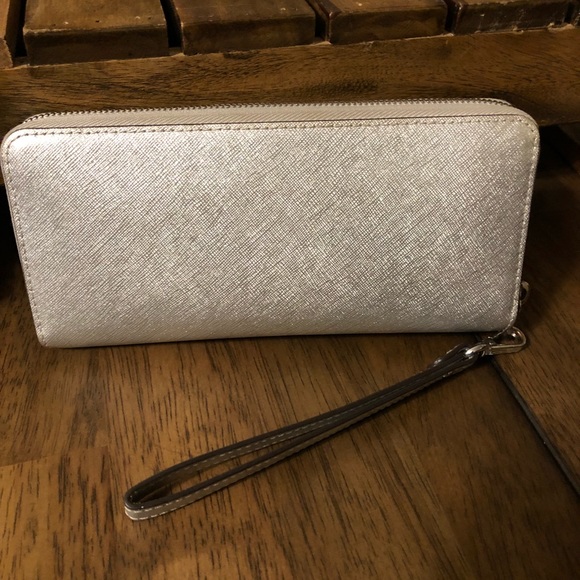 LIMITED Michael Kors wallet. GONE Given as a gift - Picture 3 of 8